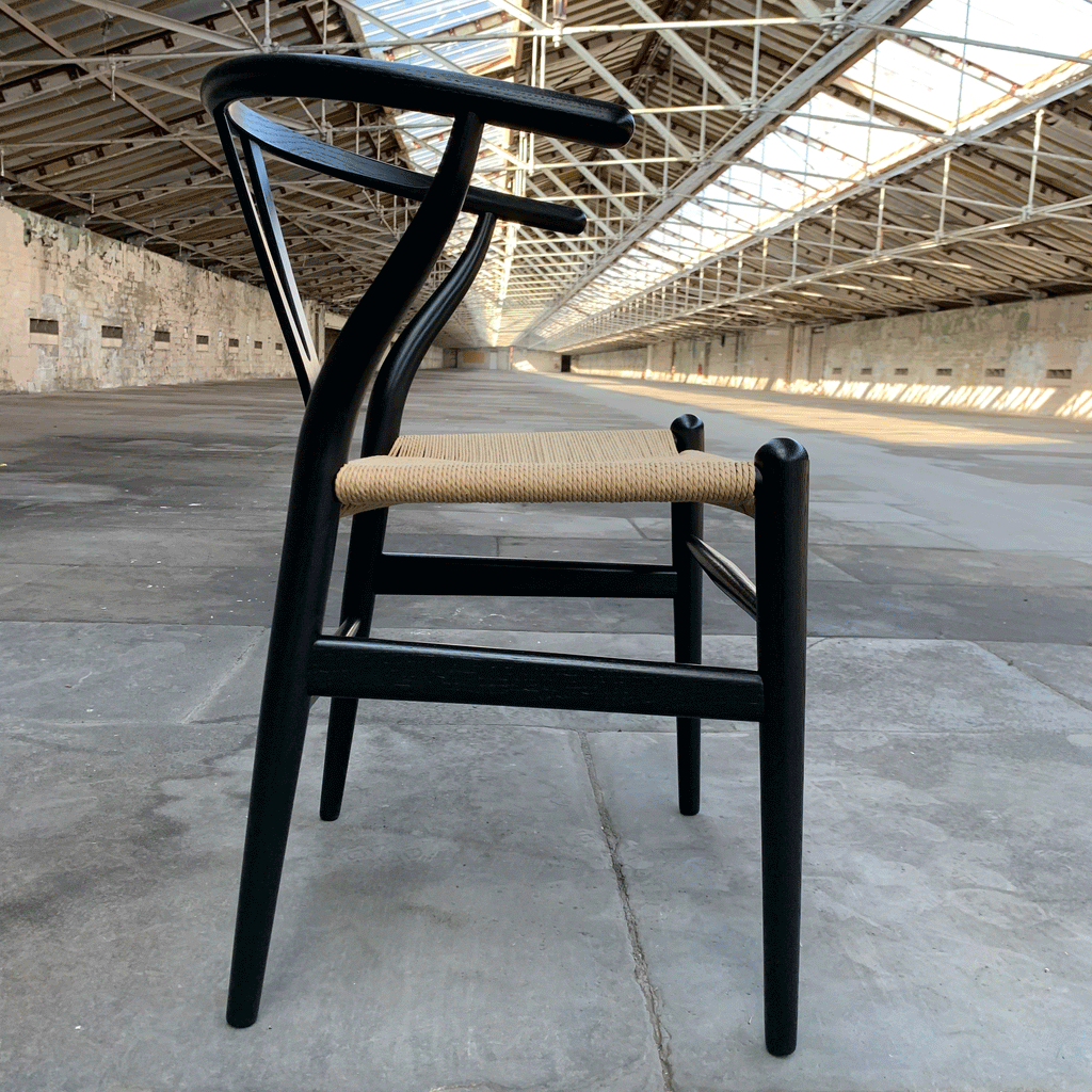 CH24 Wishbone Chair des Hans Wegner, 1950 - black oak (made by Carl Hansen & Son)