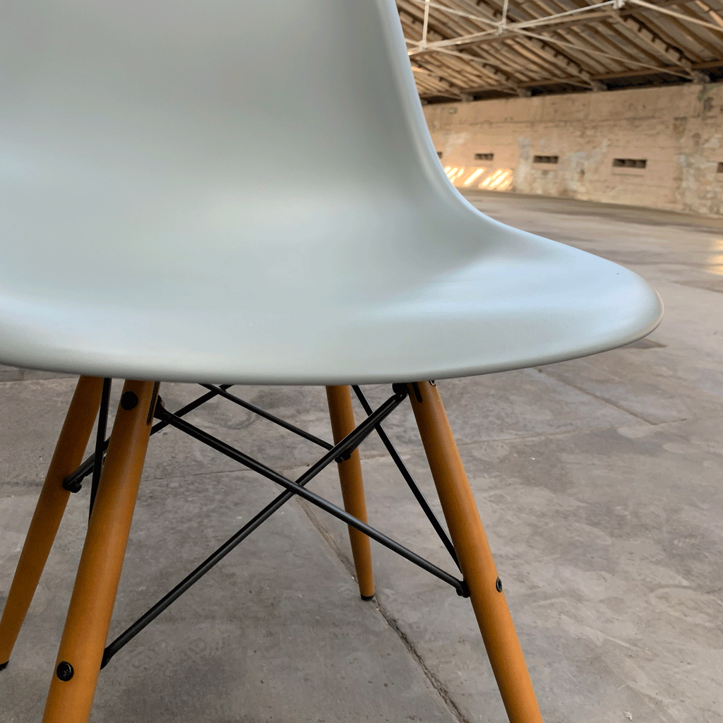 DSW Plastic Dining Chair des Charles and Ray Eames, 1950 (made by Vitra)
