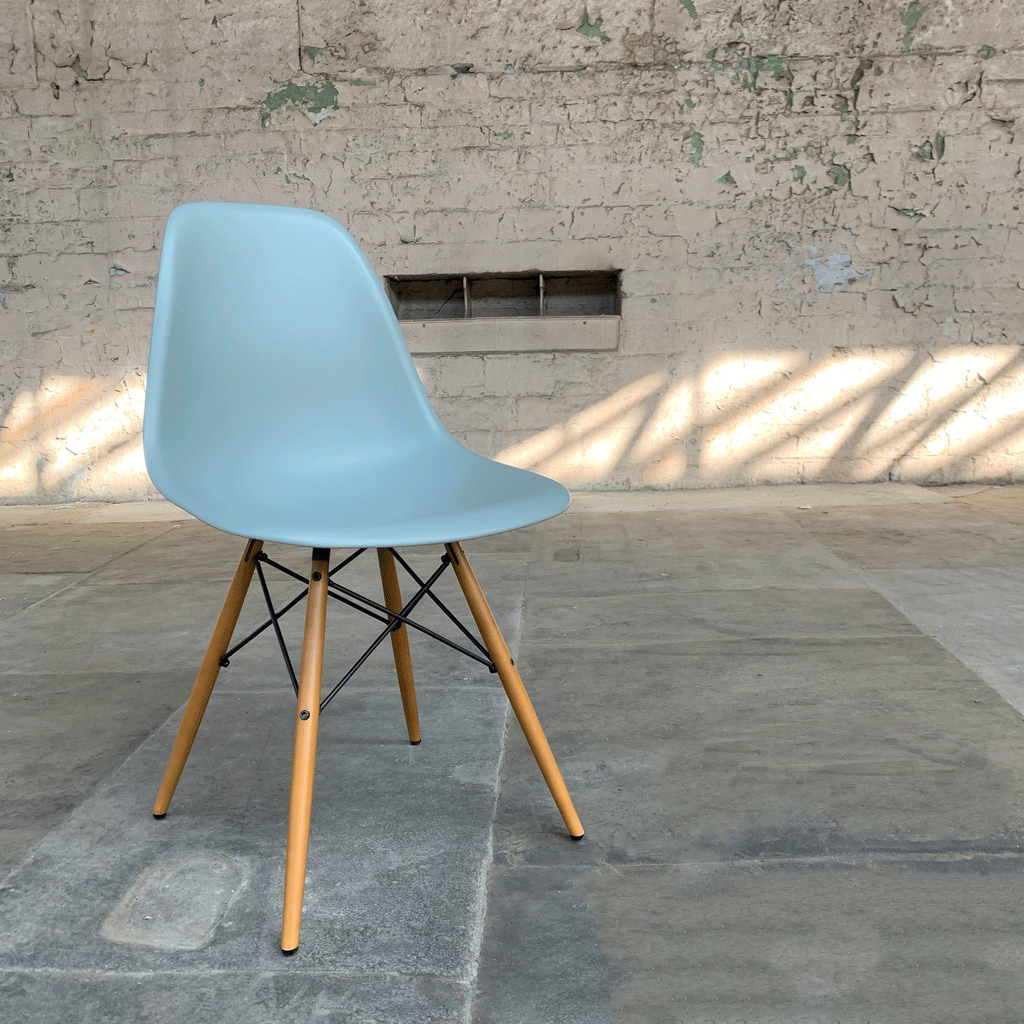DSW Plastic Dining Chair des Charles and Ray Eames, 1950 (made by Vitra)