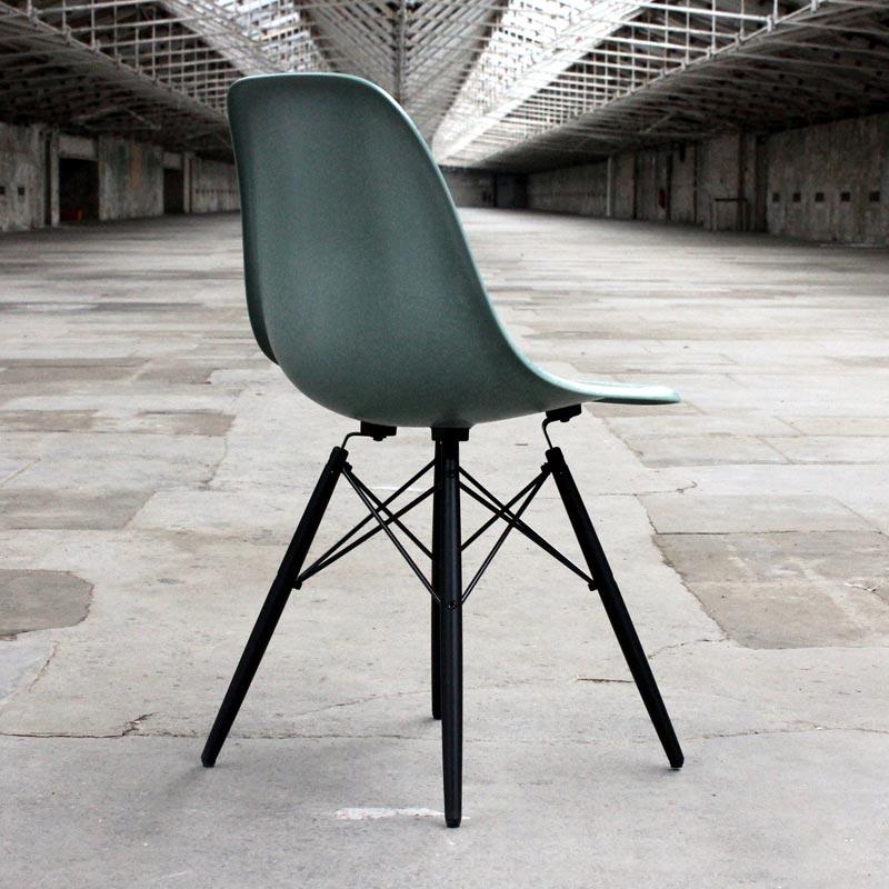 DSW Chair with Fibreglass shell des C & R Eames, 1950 (made by Vitra)