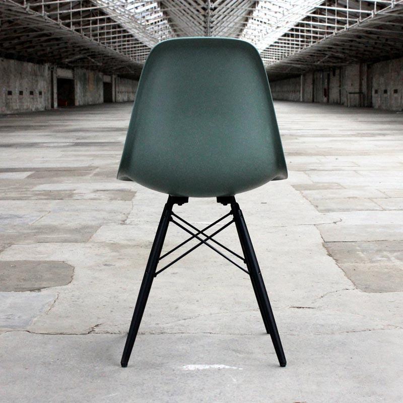DSW Chair with Fibreglass shell des C & R Eames, 1950 (made by Vitra)