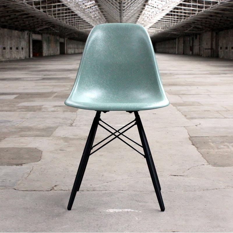 DSW Chair with Fibreglass shell des C & R Eames, 1950 (made by Vitra)