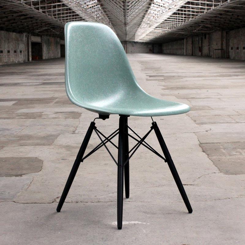 DSW Chair with Fibreglass shell des C & R Eames, 1950 (made by Vitra)
