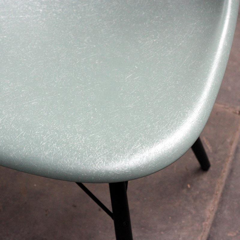 DSW Chair with Fibreglass shell des C & R Eames, 1950 (made by Vitra)