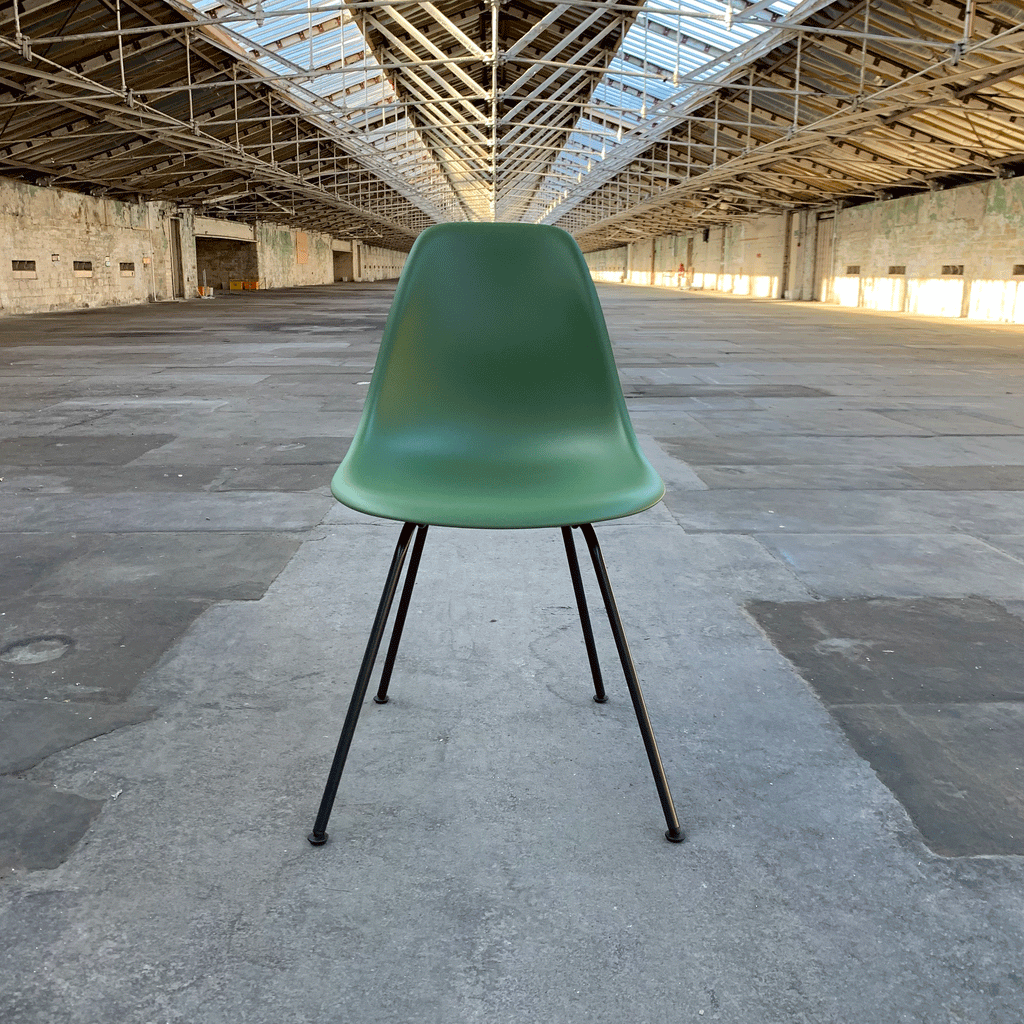 DSX Plastic Side Chair des. C&R Eames, 1950 - forest shell / black legs (made by Vitra)