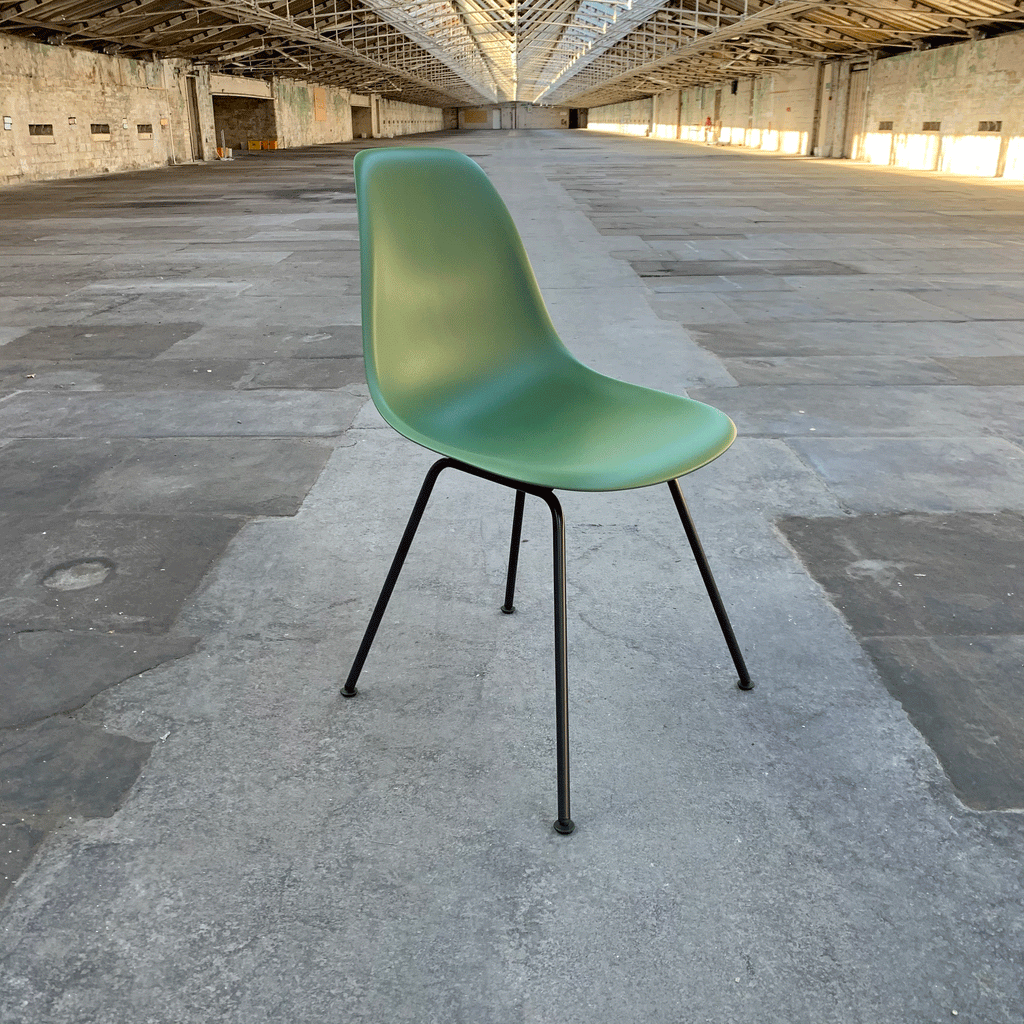 DSX Plastic Side Chair des. C&R Eames, 1950 - forest shell / black legs (made by Vitra)