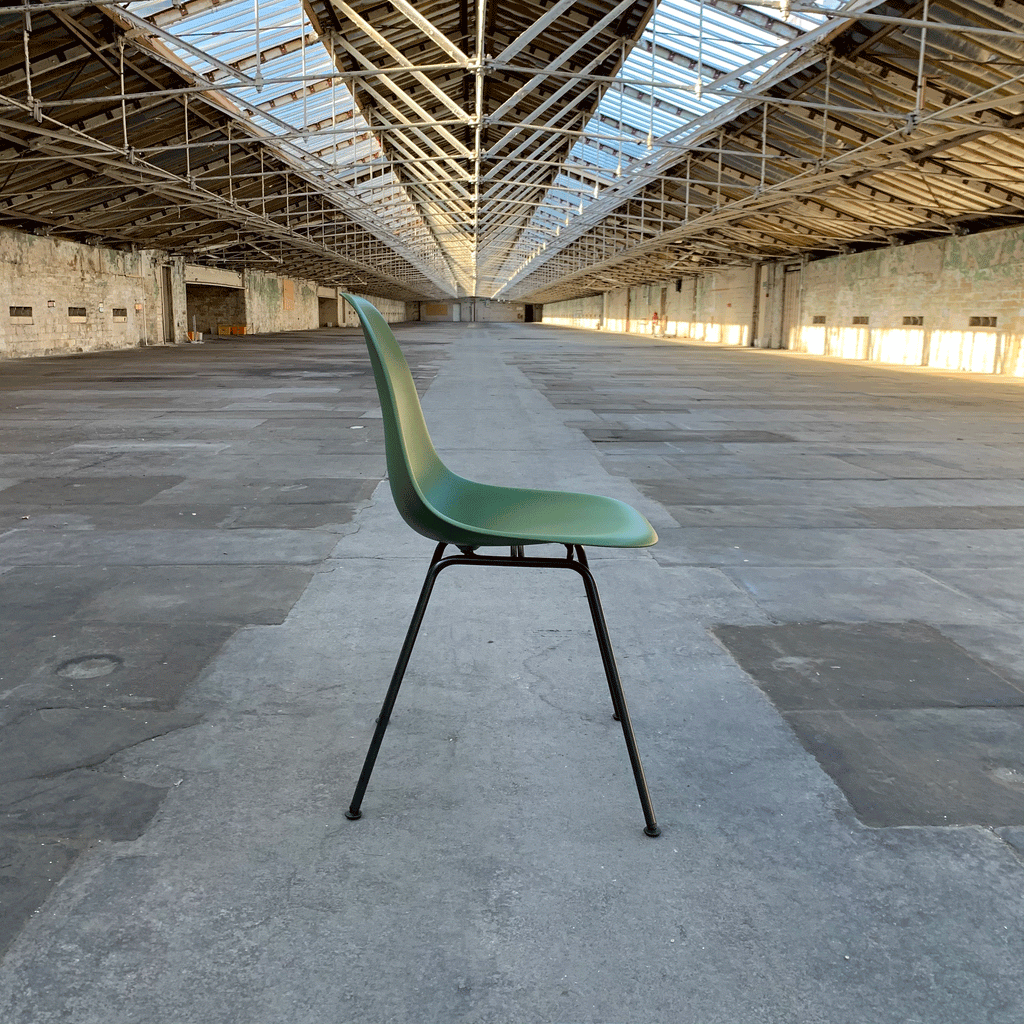 DSX Plastic Side Chair des. C&R Eames, 1950 - forest shell / black legs (made by Vitra)