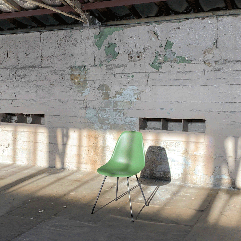 DSX Plastic Side Chair des. C&R Eames, 1950 - forest shell / black legs (made by Vitra)