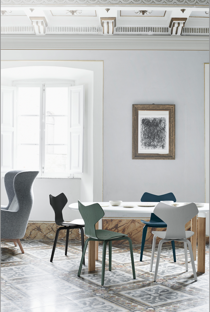 Analogue Dining table des. Jaime Hayon - White / Oak - made by Fritz Hansen
