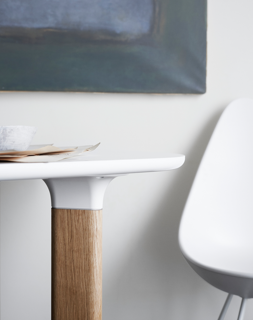 Analogue Dining table des. Jaime Hayon - White / Oak - made by Fritz Hansen