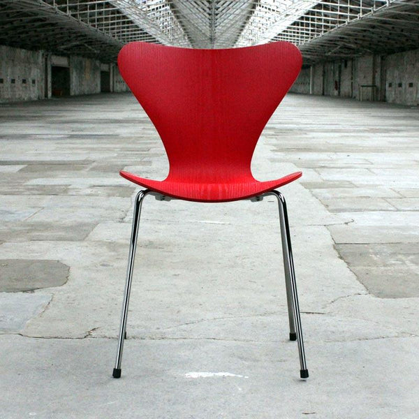 Series 7 Chair des Arne Jacobsen 1955 red ash made by Fritz