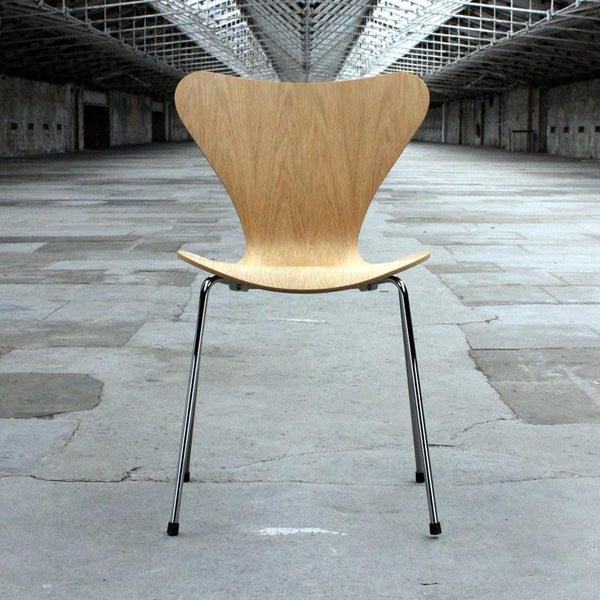 Series 7 Chair des Arne Jacobsen 1955 laquered oak made by