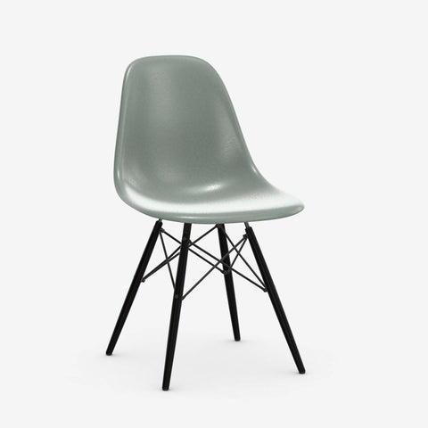 DSW Chair with Fibreglass shell des Charles & Ray Eames, 1950 (made by Vitra)