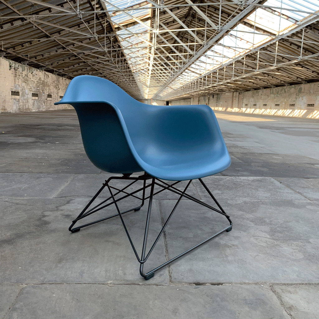 LAR plastic armchair des Charles and Ray Eames, 1950 (made by Vitra)