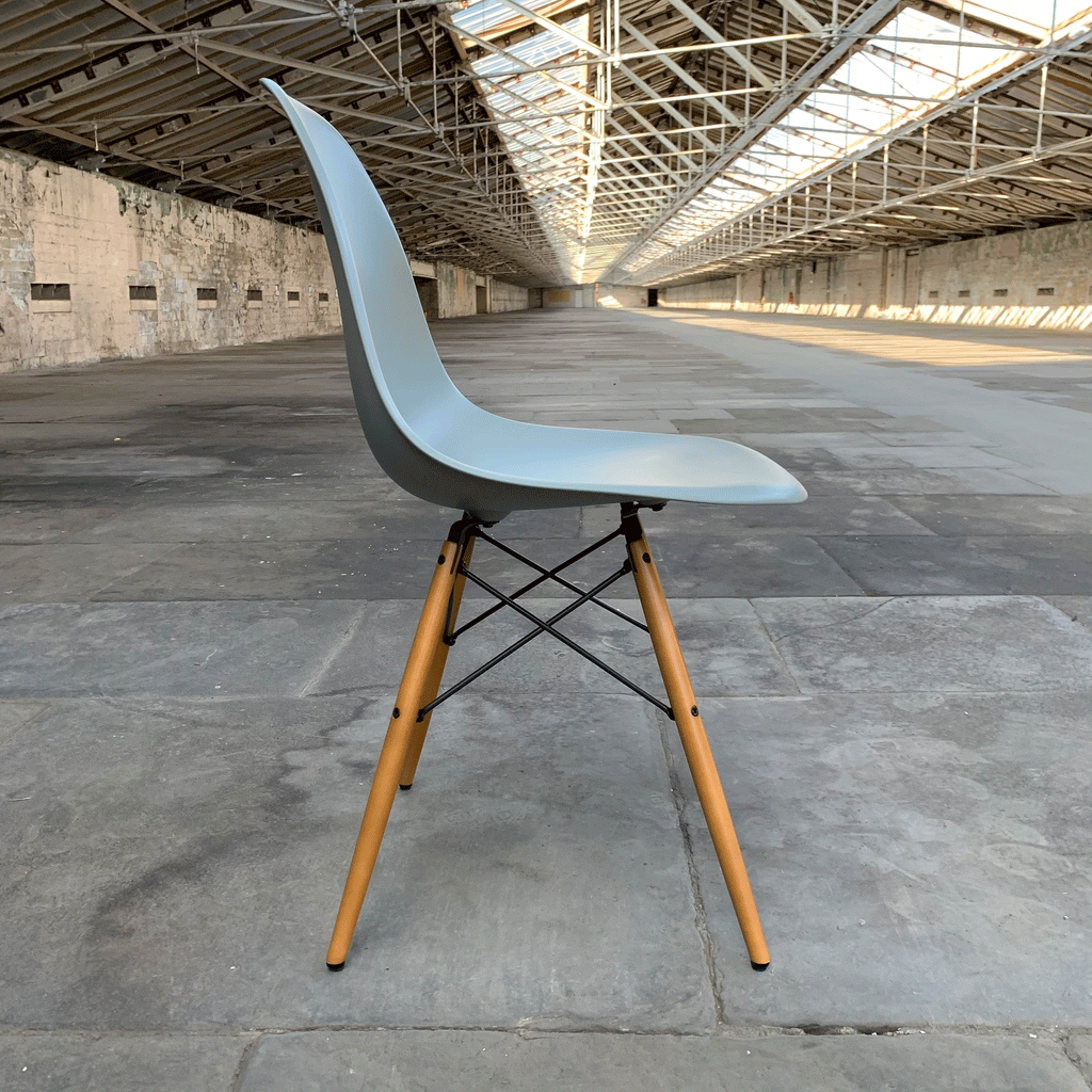 Eames vitra plastic chair deals
