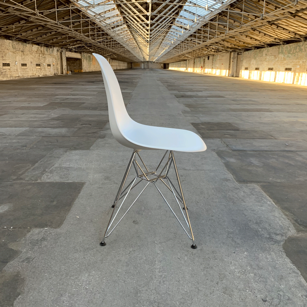 DSR Plastic Side Chair des. C R Eames 1950 white shell chrome