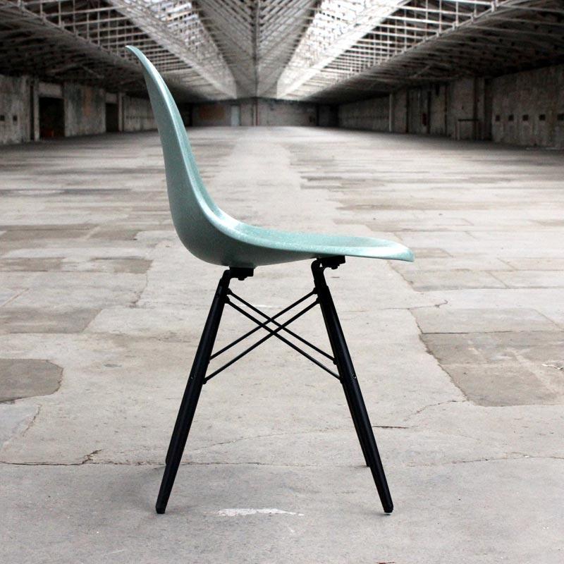 DSW Chair with Fibreglass shell des Charles Ray Eames, 1950 (made by Vitra) Salts Mill Shop