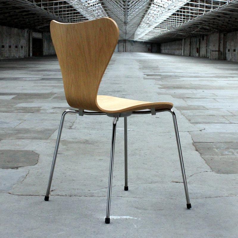 Series 7 Chair des Arne Jacobsen 1955 laquered oak made by Fritz Hansen Salts Mill Shop