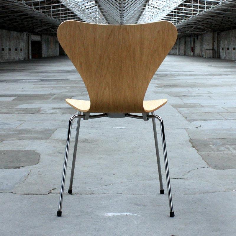 Series 7 Chair des Arne Jacobsen 1955 laquered oak made by Fritz H Salts Mill Shop